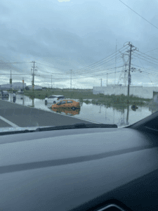 Inundación en el Periférico Ecológico de Puebla deja autos varados