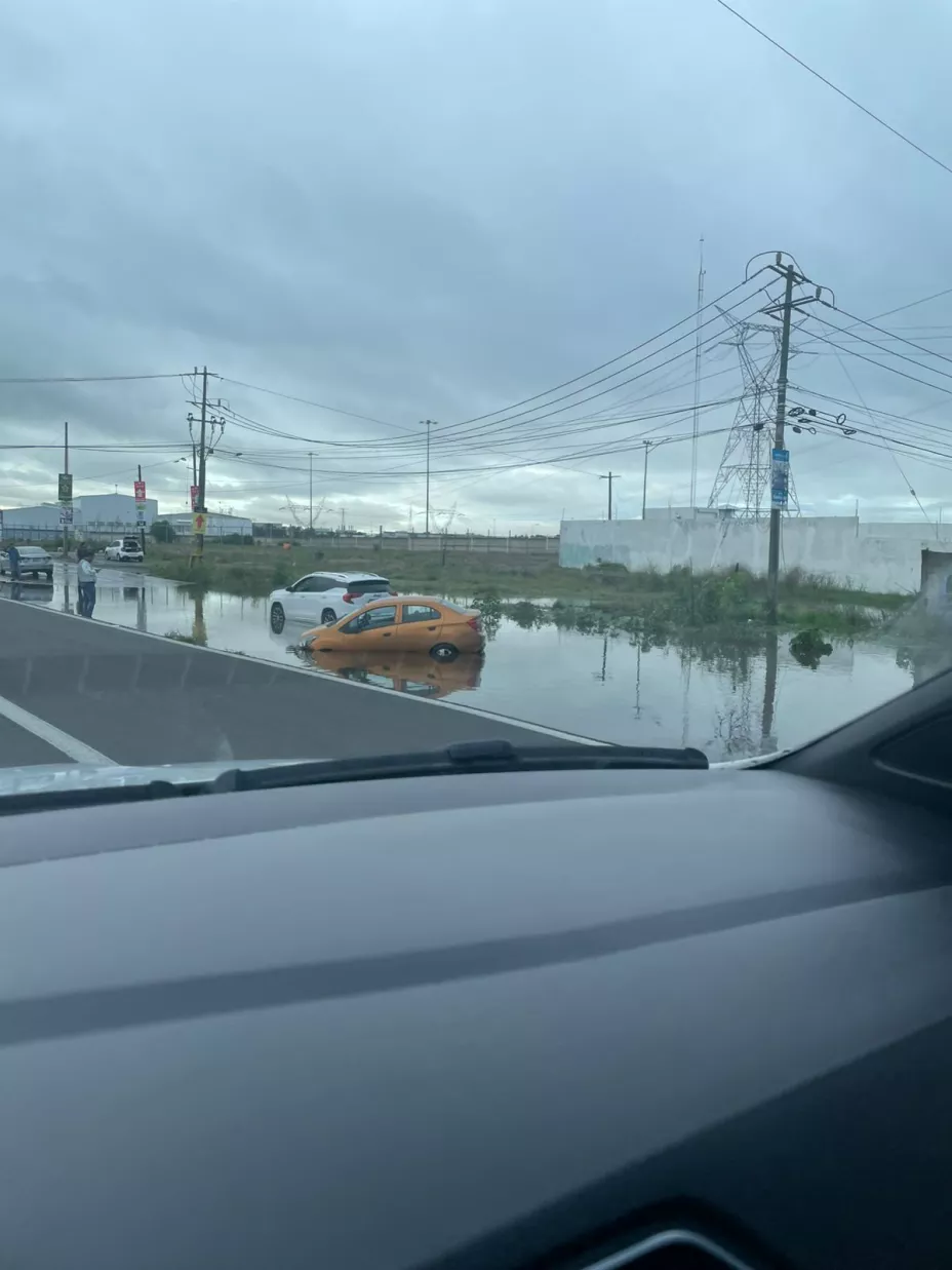 Inundación en el Periférico Ecológico de Puebla deja autos varados