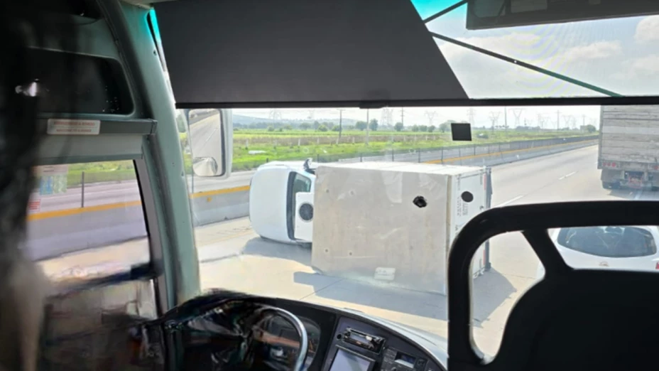 Volcadura en la autopista Puebla‑Orizaba