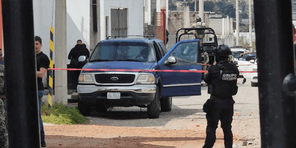 Asesinan a balazos a un hombre dentro de su camioneta