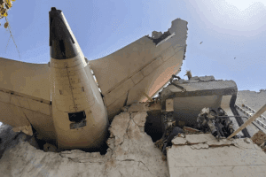 Tragedia aérea en India: se estrella avión de Air India y deja más de 200 muertos