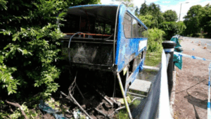 Autobús escolar vuelca en Exmoor: un menor fallecido