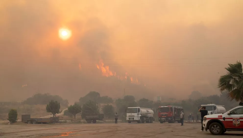 Devastadores incendios forestales arrasan viviendas
