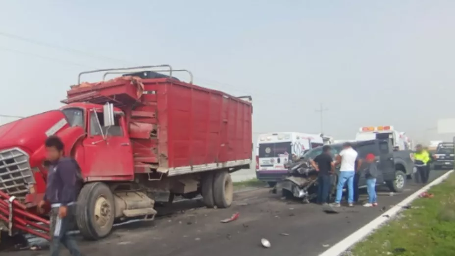Cierre total en la carretera Los Reyes-Zacatepec por accidente