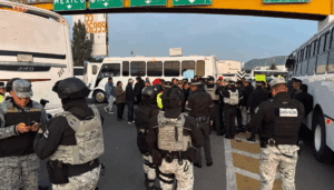 Transportistas bloquean la autopista México-Puebla