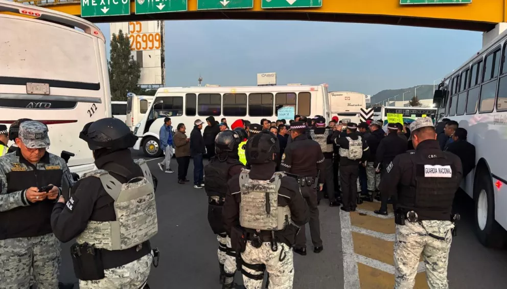 Transportistas bloquean la autopista México-Puebla