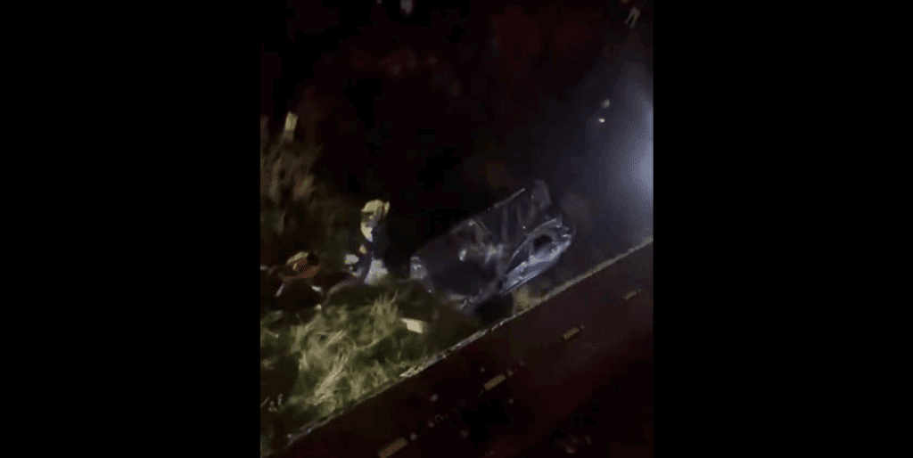 Automovilista sobrevive tras caer desde puente
