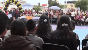 Alumnos de primaria en Puebla celebran graduación en parque