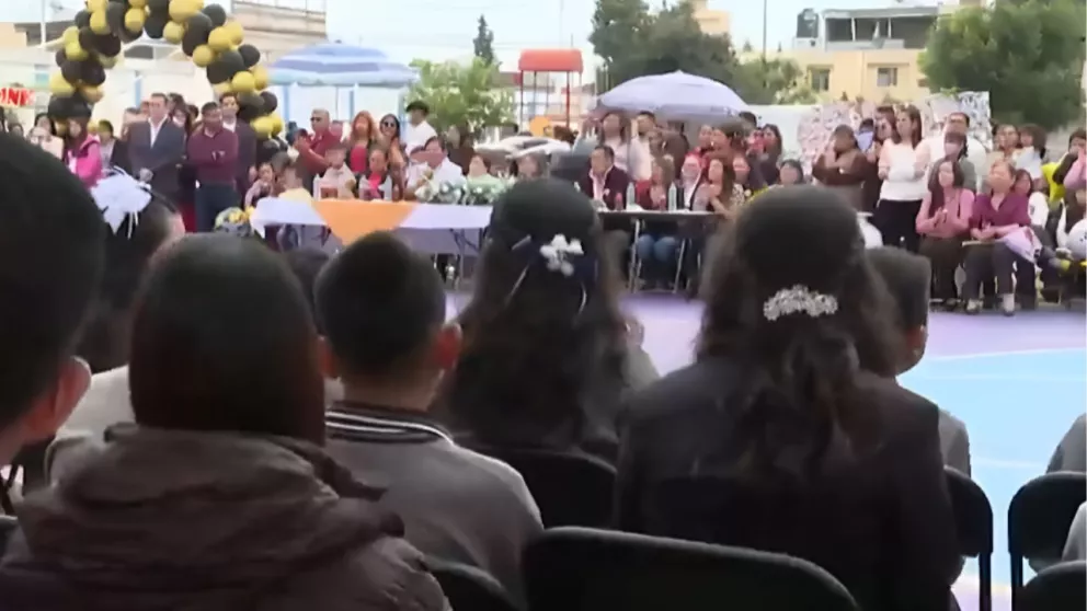 Alumnos de primaria en Puebla celebran graduación en parque