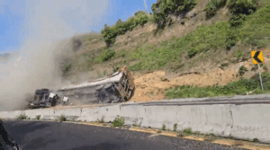 Volcadura de tráiler causa caos vial en la autopista