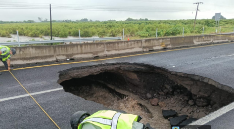 Mega socavón provoca cierre total en carretera Quiroga-Tepalcatepec, Michoacán