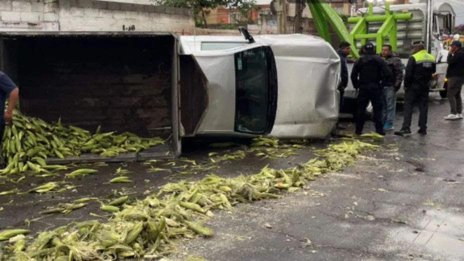 Volcadura de camión de elotes provoca cierre parcial