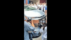Paristas intentan bloquear a Lilia Cedillo