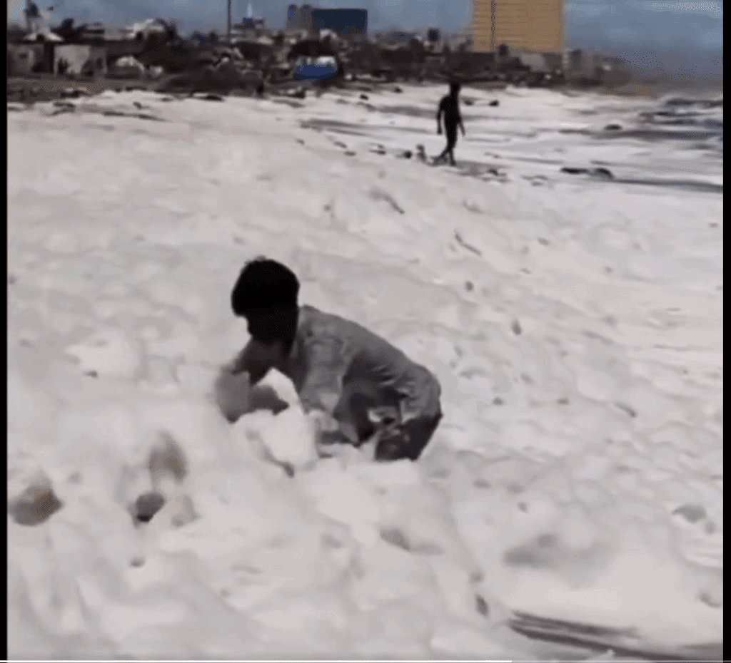 Misteriosa espuma tóxica cubre playas de India