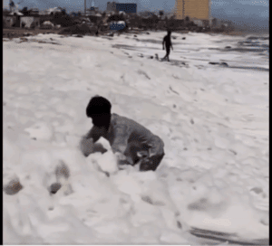 Misteriosa espuma tóxica cubre playas de India