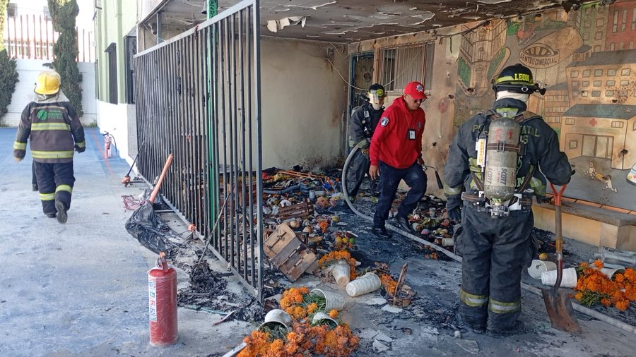 Incendio en ofrenda escolar moviliza a cuerpos de emergencia